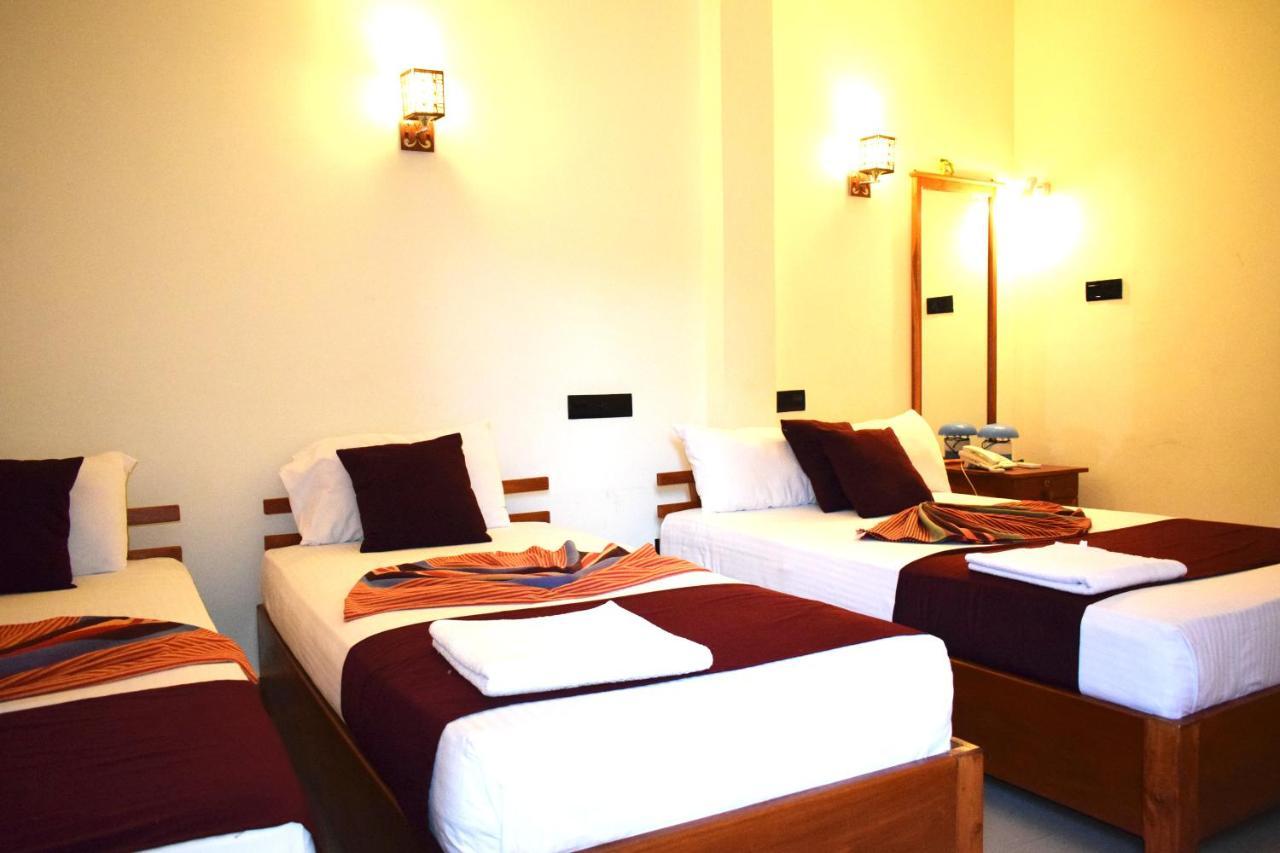 Luxury Everest Hotel ตรินโคมาลี ภายนอก รูปภาพ