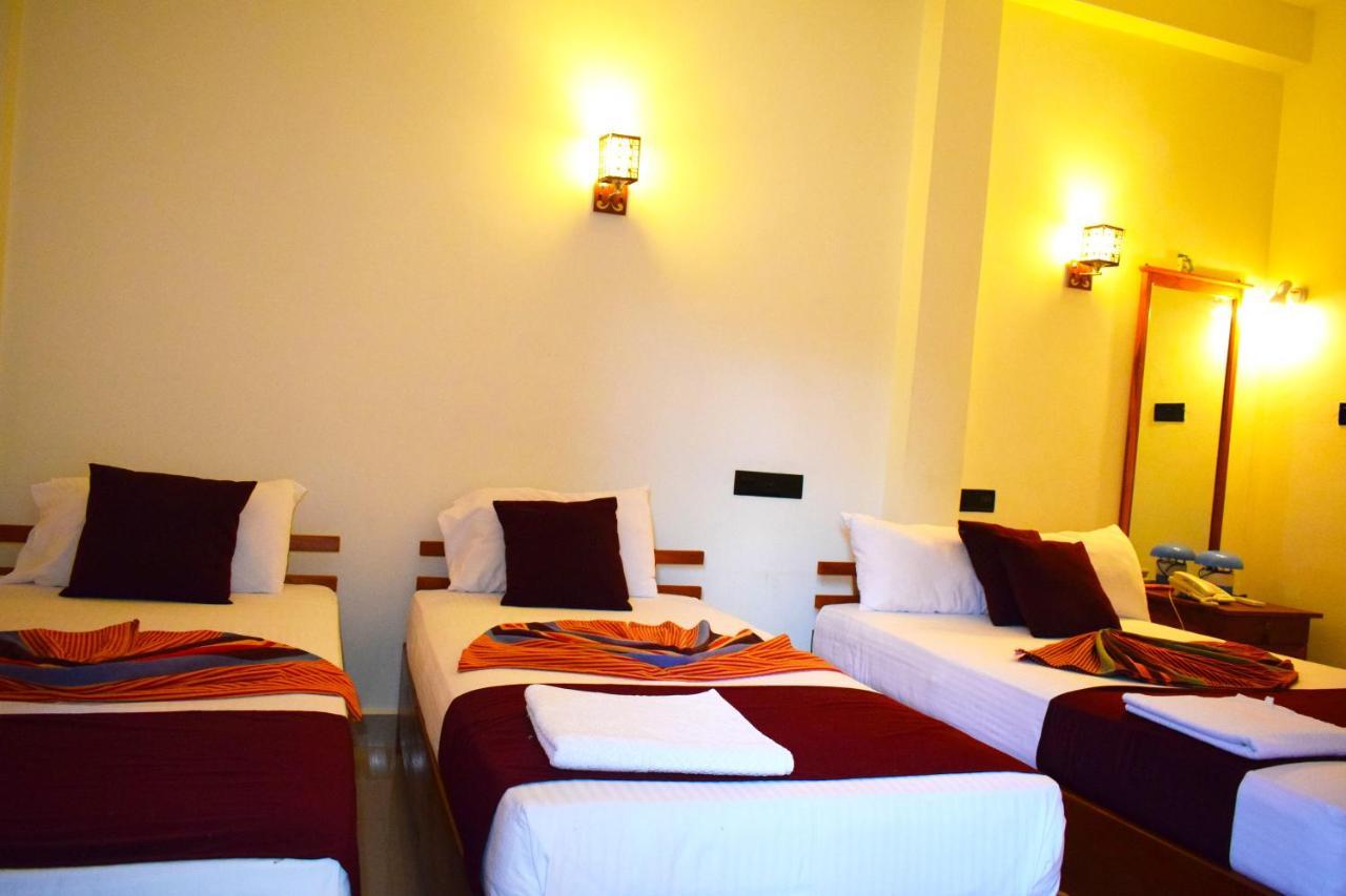 Luxury Everest Hotel ตรินโคมาลี ภายนอก รูปภาพ