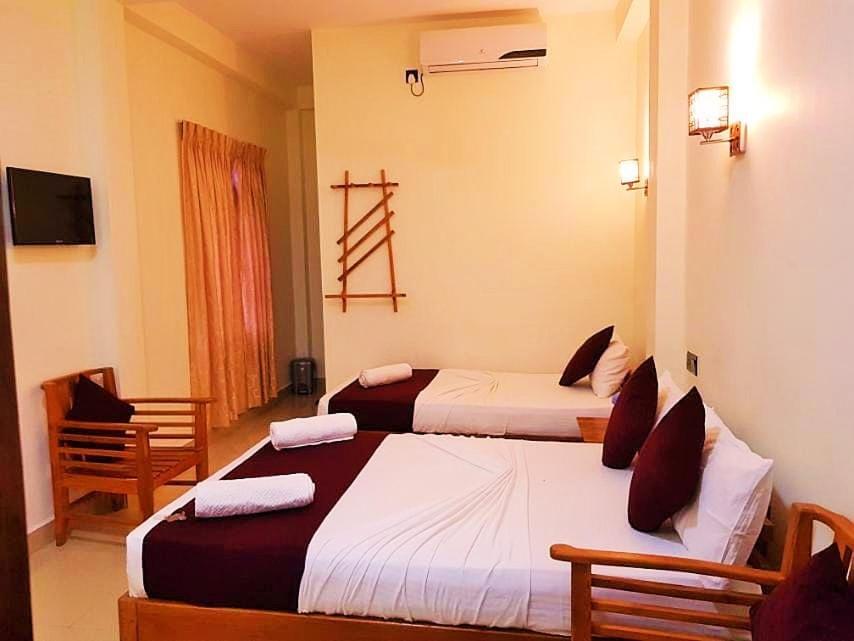Luxury Everest Hotel ตรินโคมาลี ภายนอก รูปภาพ