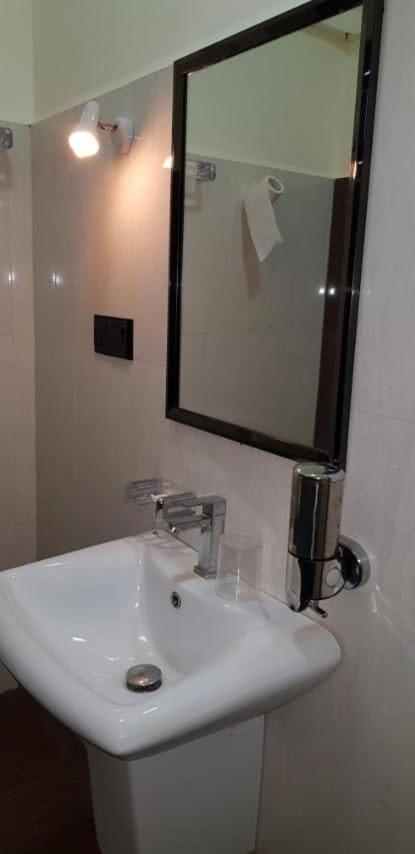 Luxury Everest Hotel ตรินโคมาลี ภายนอก รูปภาพ